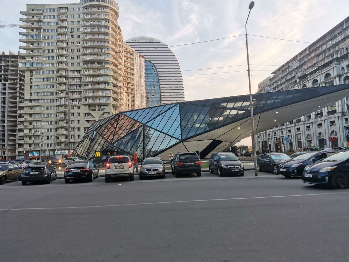 Здание McDonald’s, город Батуми.