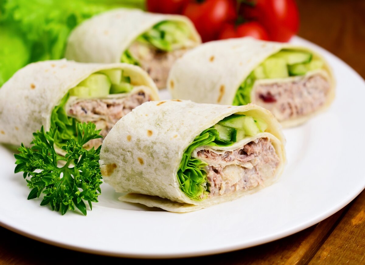 Рулетики с тунцом, яблоком и клюквой