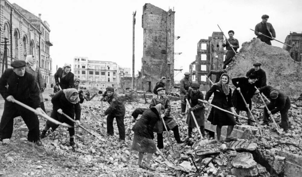 Продолжите проект фотофакт составьте подборку военных или послевоенных
