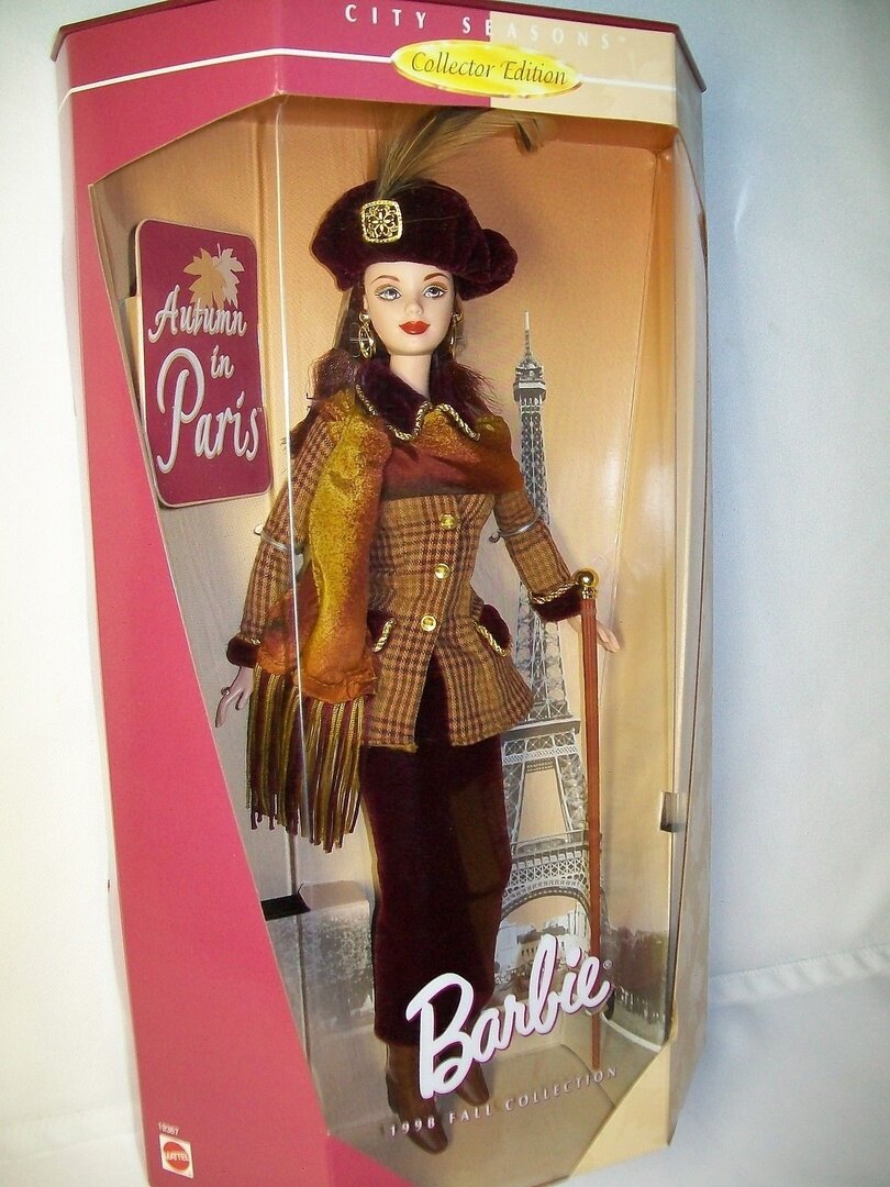 На фоне по традиции Эйфелева башня