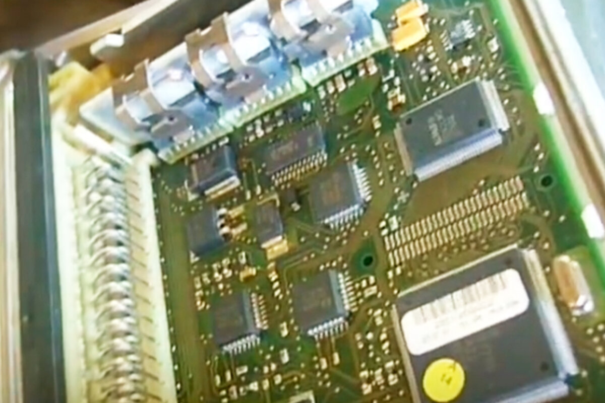 электронный блок управления двигателем