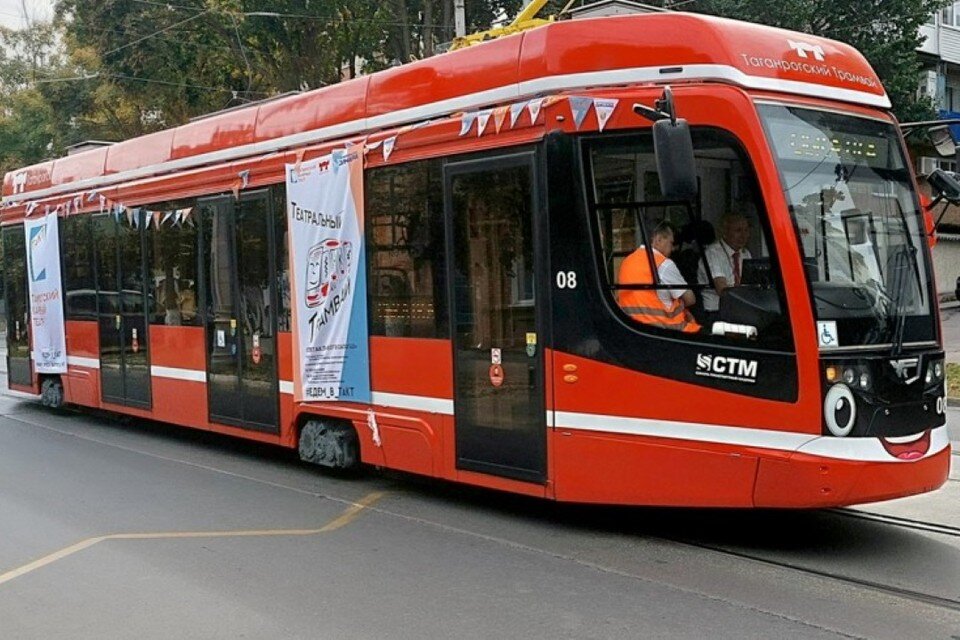     Театральный трамвай радовал жителей и гостей города в праздничный день. Фото: страница ВК председателя гордумы Таганрога Инны Титаренко