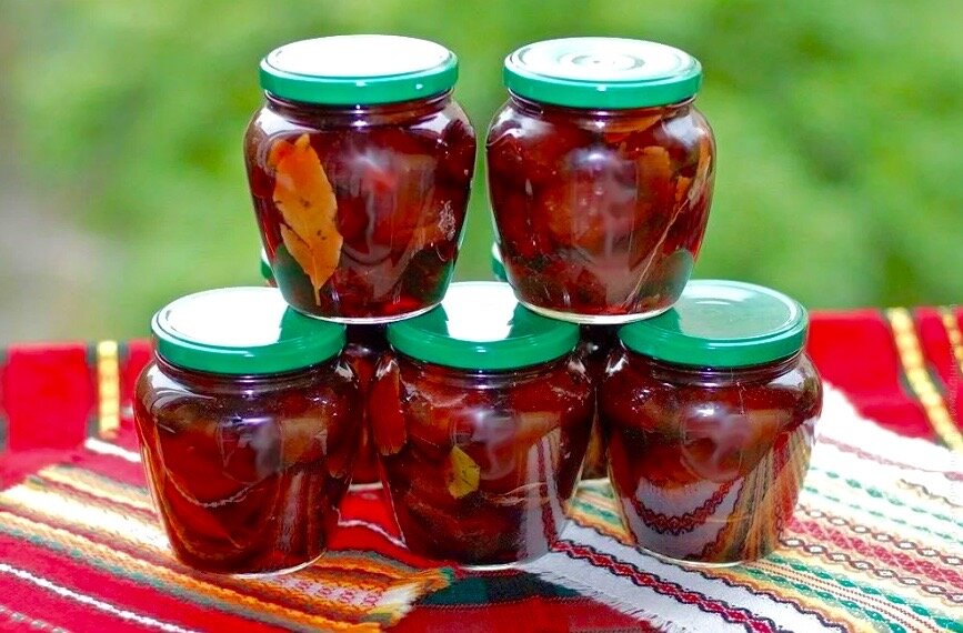Маринованные сливы с базиликом.