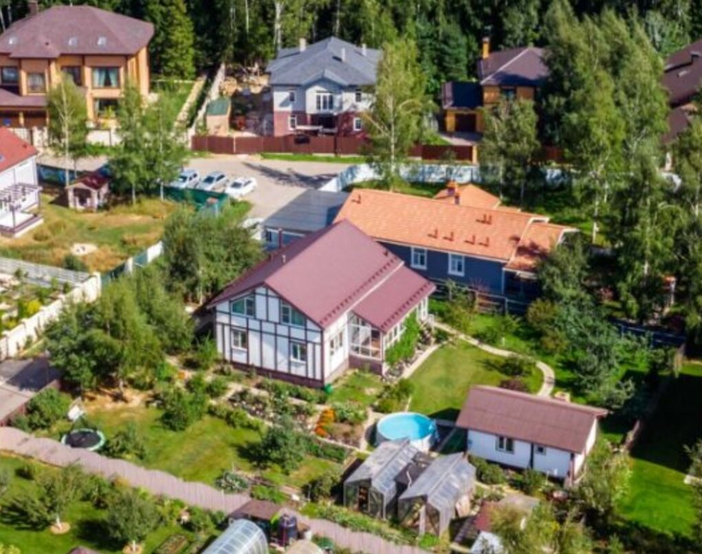 Даже если надо оставить такой замечательный дом(на фото участок и дом моей подруги)