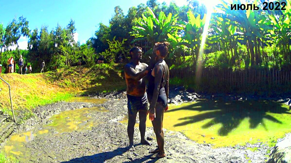 Когда докопался до той самой ГРЯЗИ , просто обмазываешься ей весь , с ног до головы , лицо надо тоже)))