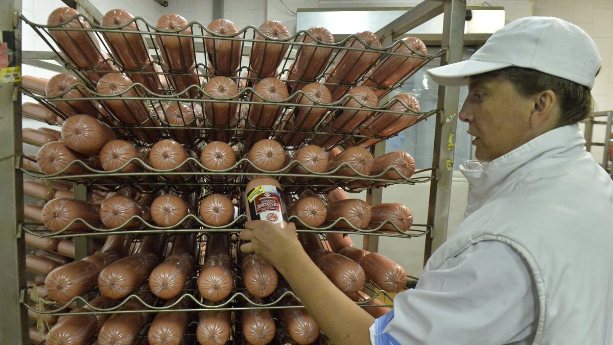ДОКТОРСКАЯ КОЛБАСА В ЦЕХЕ АГРОХОЛДИНГА «АГРО ИНВЕСТ». ВОЛГОГРАД. ФОТОГРАФИЯ: ДМИТРИЙ РОГУЛИН / ТАСС