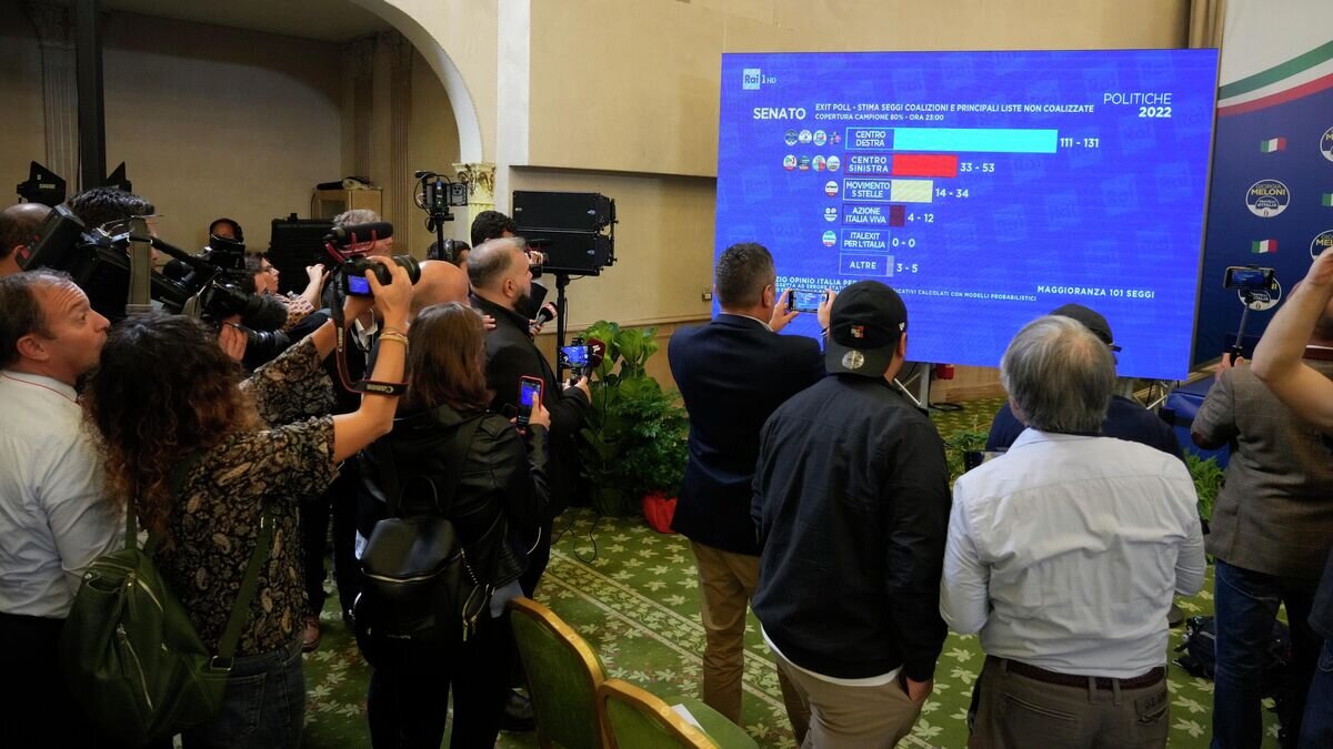    Журналисты наблюдают за результатами голосования на парламентских выборах в Италии© AP Photo / Gregorio Borgia