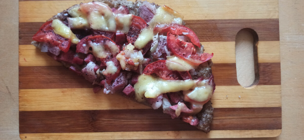 Режется и  берется руками как обычная пицца