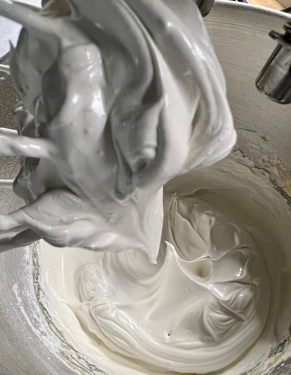 Взбиваем белки до стойких пиков