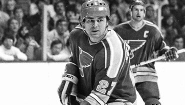 Бился с «Красной машиной» и объединял народы. Первый звездный хоккеист, сбежавший в НХЛ из-за железного занавеса  📷
