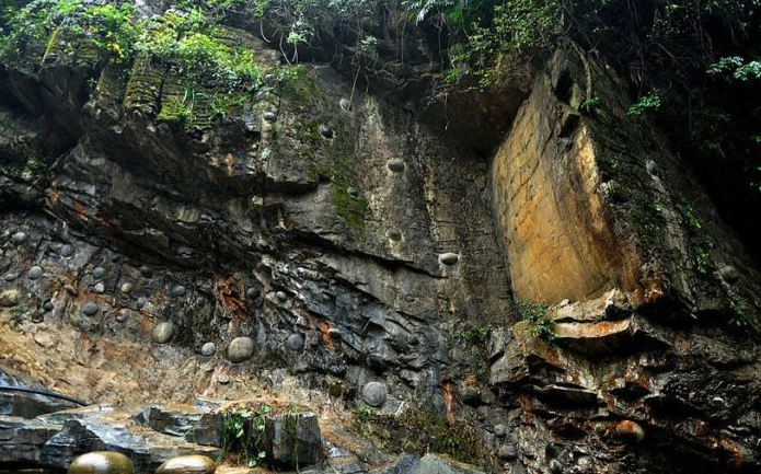 На нашей планете достаточно много загадочных мест. Одно из них находится в китайской провинции Гуйчжоу. Там есть горный массив, сформировавшийся более 500 млн лет назад.-3