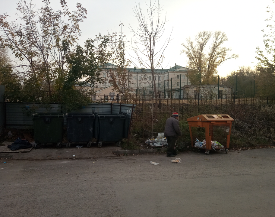    В округе почти никого — только возле нужного дома роется в помойке безобидный бомж. Фото: "АиФ-Новосибирск"/ Алексей Лукоянов