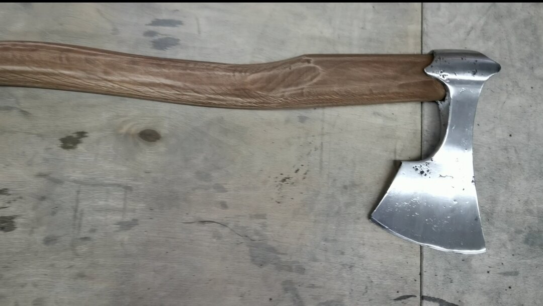 После чистки хорошо стал виден сварной шов. Ещё сварка была на лезвии-в него вварена полоса твёрдого металла, с углеродом, судя по искре, явно больше одного процента 