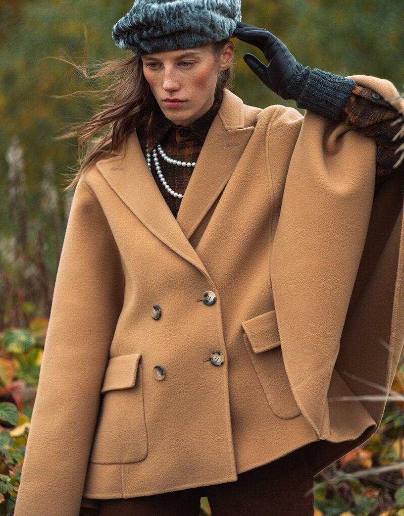 На фото: рубашка Destin, жакет JW Anderson, шорты Toteme, колье Mercury Classic, перчатки Agnelle, берет Furland