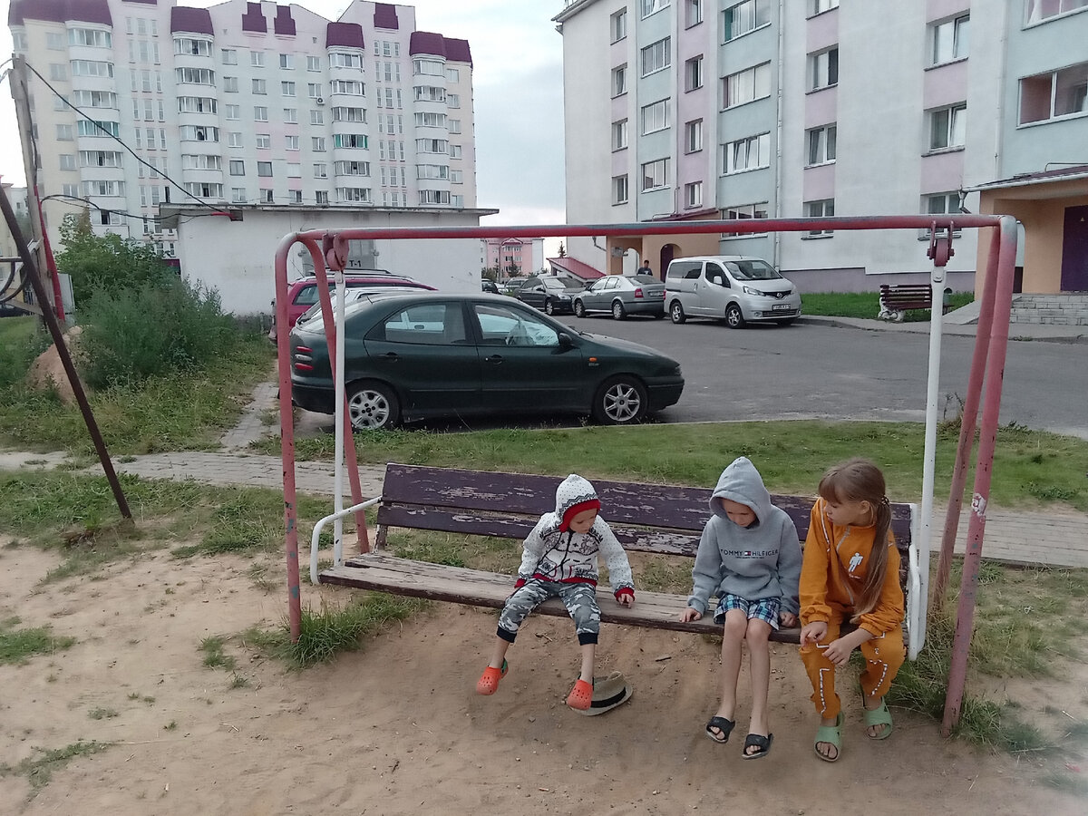 Интересно, что повсюду в Беларуси стоят вот такие качели. Сел покачаться – позови друга. В наши дни, когда даже в путешествие люди предпочитают отправляться в одиночку, такое проявление духа коллективизма -- вызов времени.  
