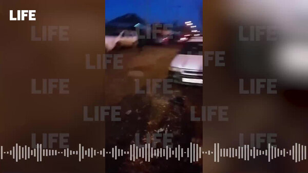 Очевидица рассказала о первых минутах после падения военного самолёта Су-30 в Иркутске. Видео © LIFE