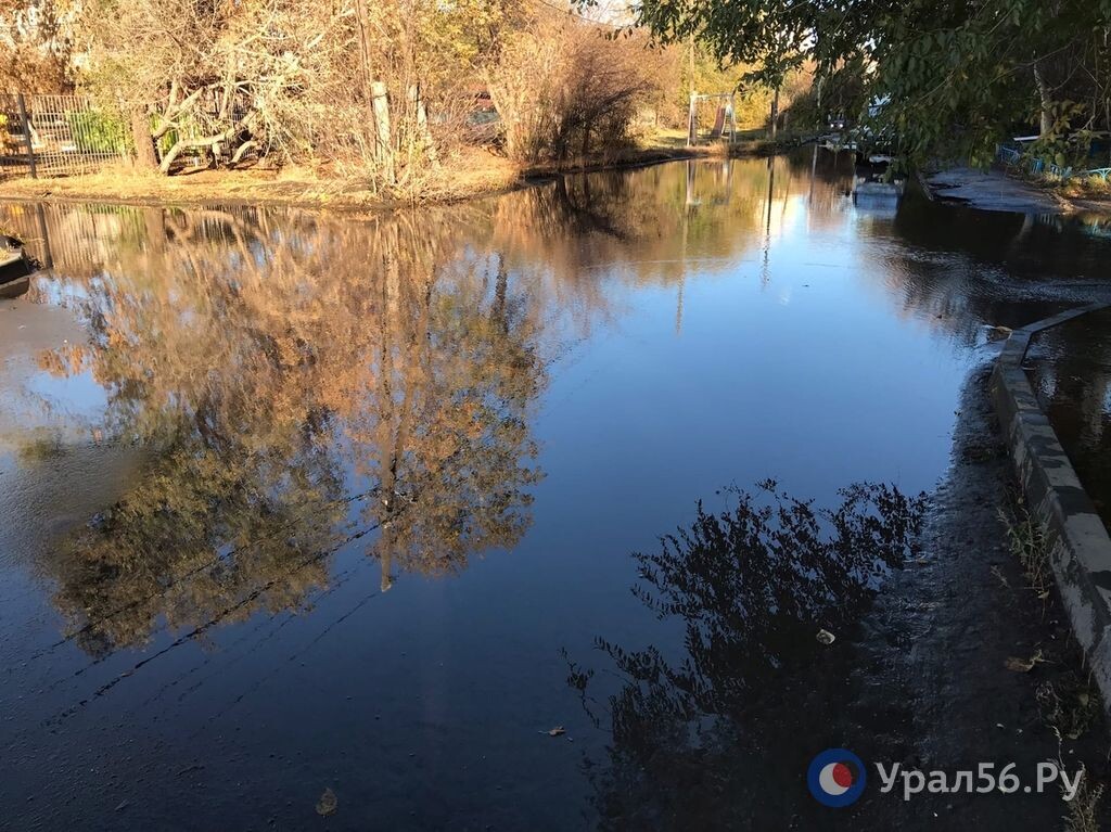    На улице Богдана Хмельницкого в Орске вода из колодца затопила улицу