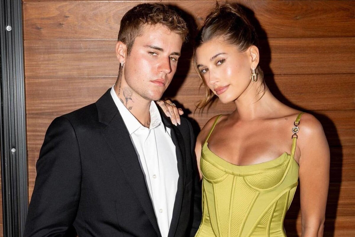     «Самые красивые ноги планеты!»: Хейли Бибер в шортиках на прогулке с мужем сняли папарацци