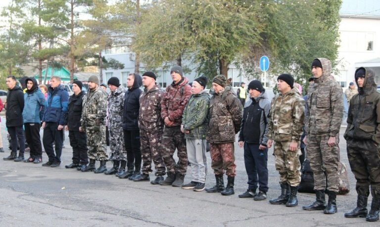    В Илекском районе еще одну группу мужчин проводили в воинские части для боевого обучения Андрей Севостьянов