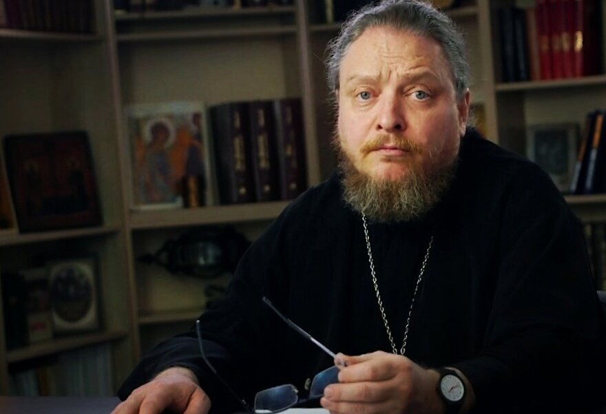 Фёдор Бородин — протоиерей, публицист, писатель, общественный деятель, настоятель московского храма свв. Косьмы и Дамиана на Маросейке, отец восьмерых детей.