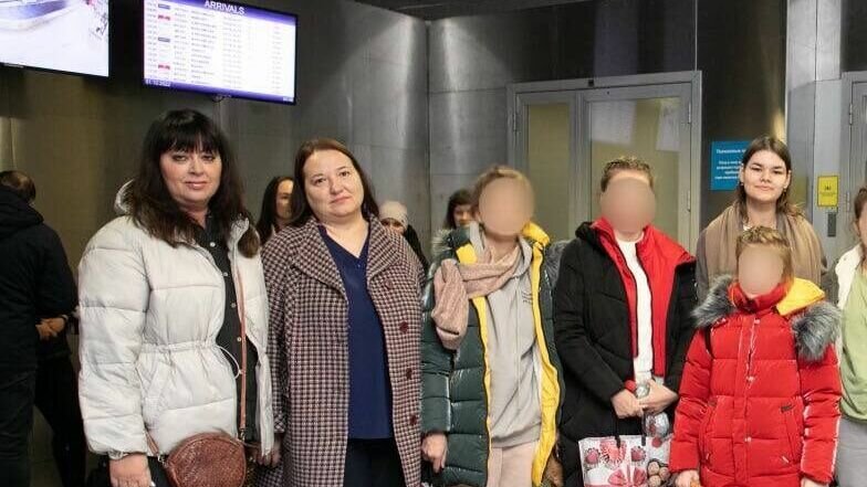     Информцентр Правительство Тюменской области сообщил, что тюменцы приняли 15 детей из ЛНР. Ребята остались без попечения родителей и нуждались в помощи. Их забрали семьи из областной столицы, Заводоуковска, Тобольского и Ярковского районов.