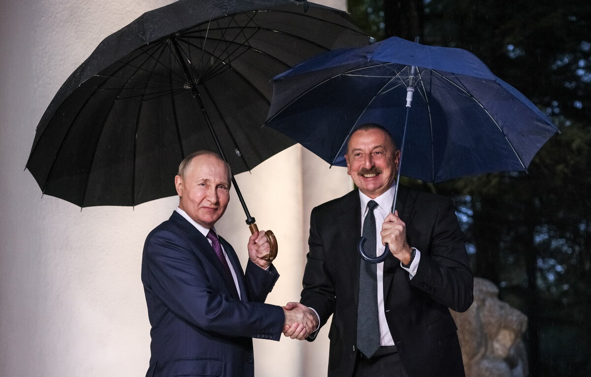    Президент РФ Владимир Путин и президент Азербайджана Ильхам Алиев  Сергей Бобылев/ТАСС