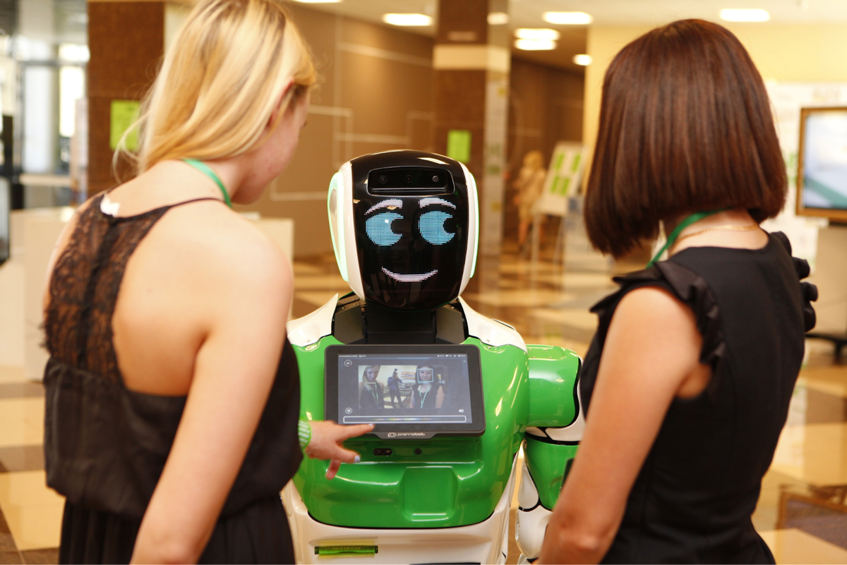 Робот Электроник работает в «РОББО» и помогает на мероприятиях и уроках в школе «РОББО Клуб». Он умеет общаться, показывать видео и картинки, двигаться, разговаривать и улыбаться 