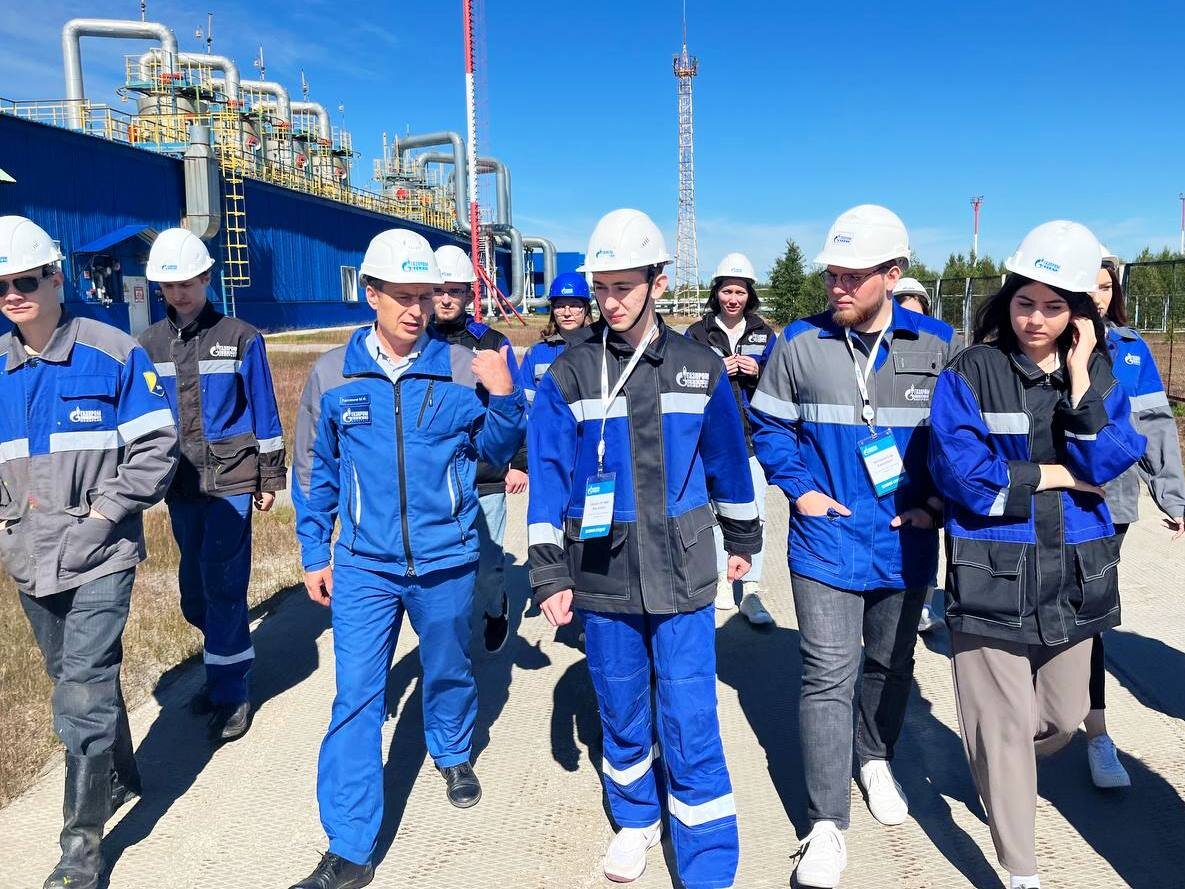 В течение всего года практиканты трудятся в структурных подразделениях предприятия, приобретая первый профессиональный опыт в газодобыче благодаря опытным наставникам.