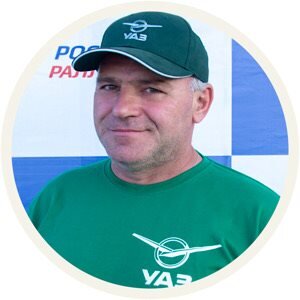 «После того, как вы завели автомобиль зимой, нельзя сразу же начинать движение, нужно прогреть автомобиль, чтоб ресурс двигателя не уменьшался. Как только автомобиль запустится, он будет работать на повышенных оборотах, это нормально. Включите вентилятор печки на минимальное положение и направьте поток воздуха на лобовое и боковые стекла. Через пару минут после запуска, если хотите ускорить процесс прогрева вашего автомобиля, потихоньку нажмите на педаль газа, так, чтобы стрелка оборотов на тахометре не превышала двух тысяч оборотов и удерживайте педаль в течение пяти минут, за пять минут автомобиль прогреется. Начав движение, двигайтесь первые пятьсот метров с минимальной скоростью на первой передаче, чтоб машина хорошо прогрелась, а ходовая часть автомобиля и стойки амортизаторов немного разработались после морозной ночи», - делится опытом Михаил.