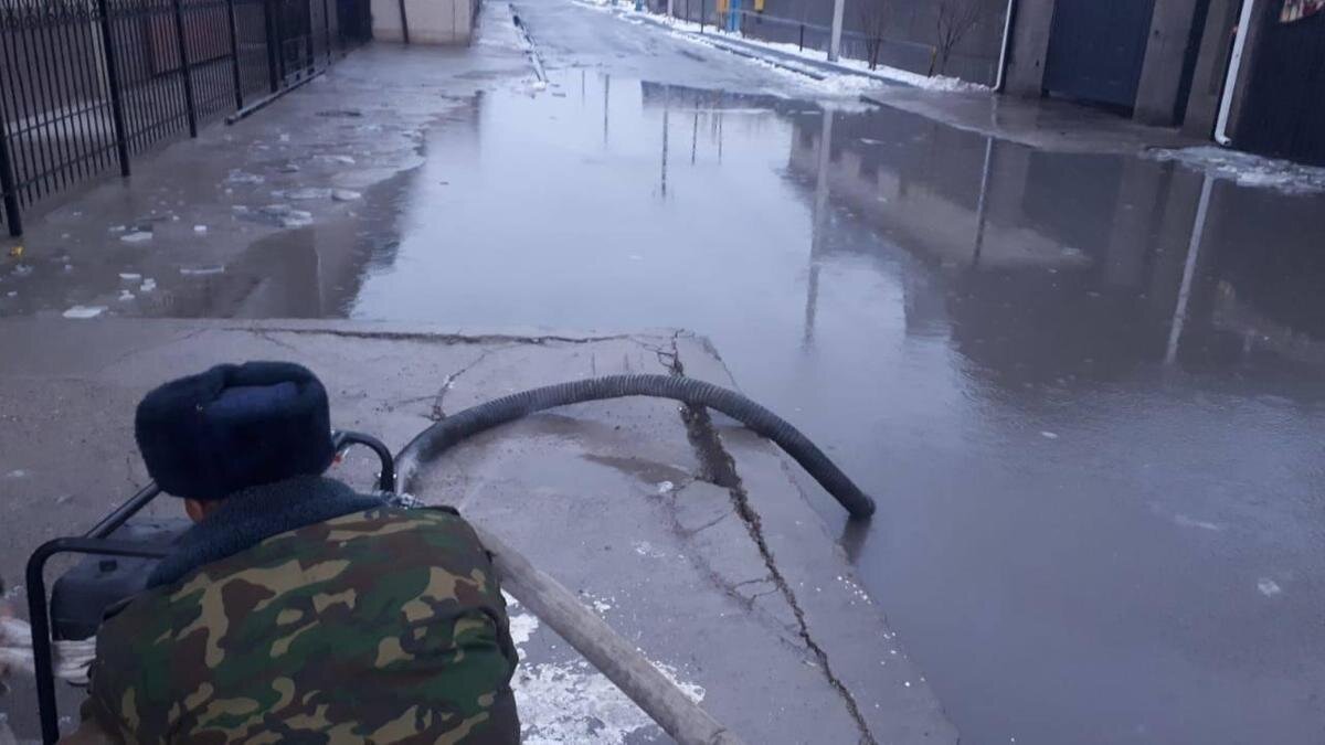    Спасатели откачивают воду:МЧС РК