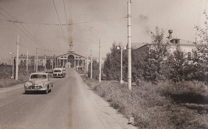 Троллейбус маршрута №2 направляется из аэропорта в город. Лето 1960 г. 