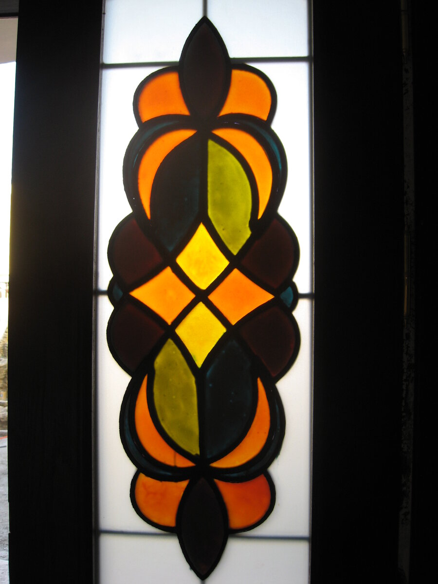 Это тоже мой витраж на двери. Мои видения были похожи и на эту дверь тоже.