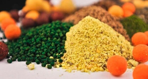 
Растительными ингредиентами могут выступать разные виды муки, крупы или корма для птиц. К животным компонентам относят мясные продукты, измельчённые мясо, рыбу или кости, а также молоко.