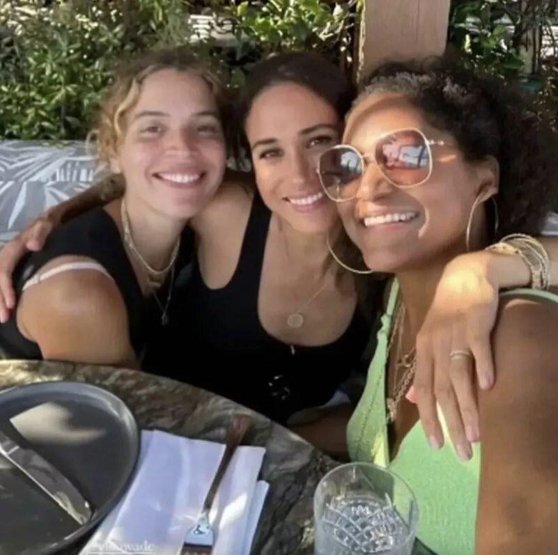 Меган Маркл с подругами. Фото: социальные сети. Фотография взята из открытых источников.  📷
