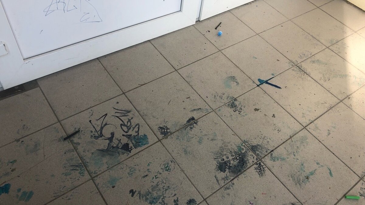     Неизвестные вандалы испортили здание местной библиотеки, о чем сообщили в местной администрации.