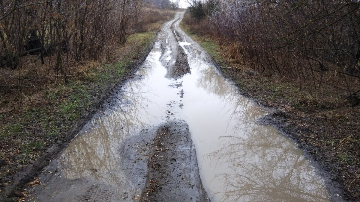    Жители Воткинска просят муниципалитет укрепить дорожное полотно к Южному кладбищу.