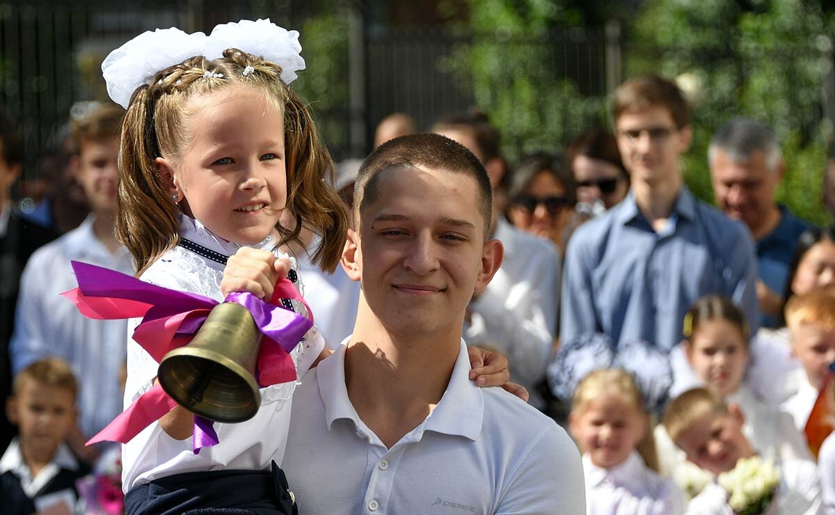 Школа первоклассника. Линейка 1 сентября. Идти ли в школу в сентябре. Цветы в первый класс. Идти ли в школу в сентябре.