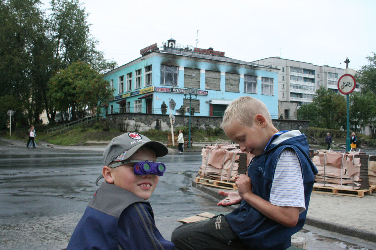 Кондопожские дети играют напротив разгромленной "Чайки"