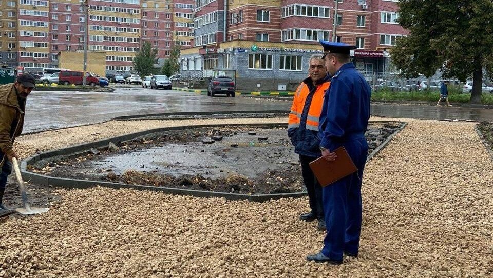     Прокуратура взяла на контроль ремонт тротуаров возле школы №182 в Нижнем Новгороде. Об этом рассказали в пресс-службе областного ведомства.