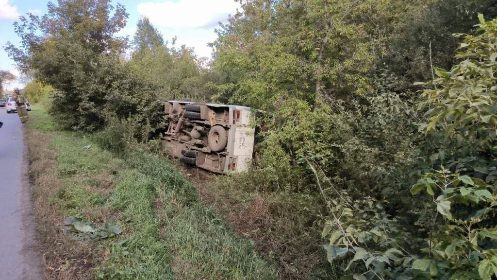     ДТП произошло в минувшую субботу возле деревни Березянка. 49-летний водитель автобуса не справился с управлением, в результате чего «ПАЗ» улетел в кювет и опрокинулся.