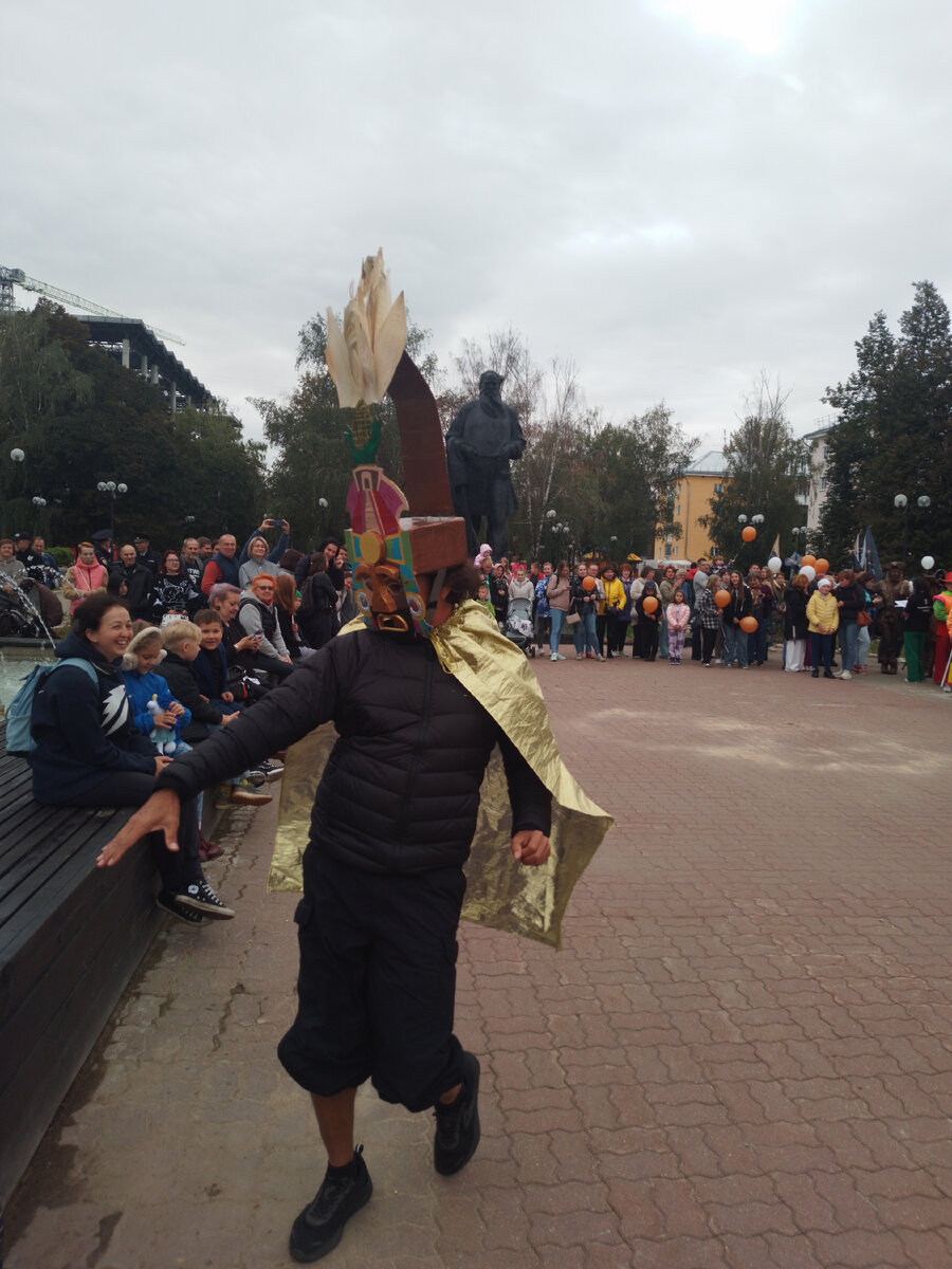 По уже сложившейся традиции, в Туле,  в дни города проходит "Театральный дворик".  В этом году- это уже XV Международный фестиваль уличных театров. 9/09/2023. 16:00.-19