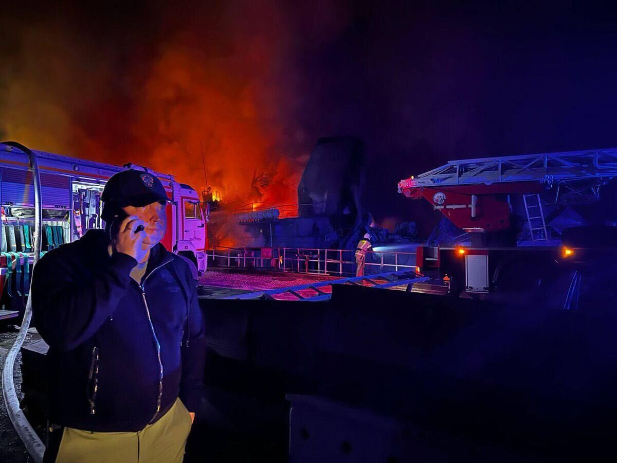    На месте пожара на судоремонтном заводе им. С. Орджоникидзе в Севастополе© Фото : пресс-служба губернатора Севастополя
