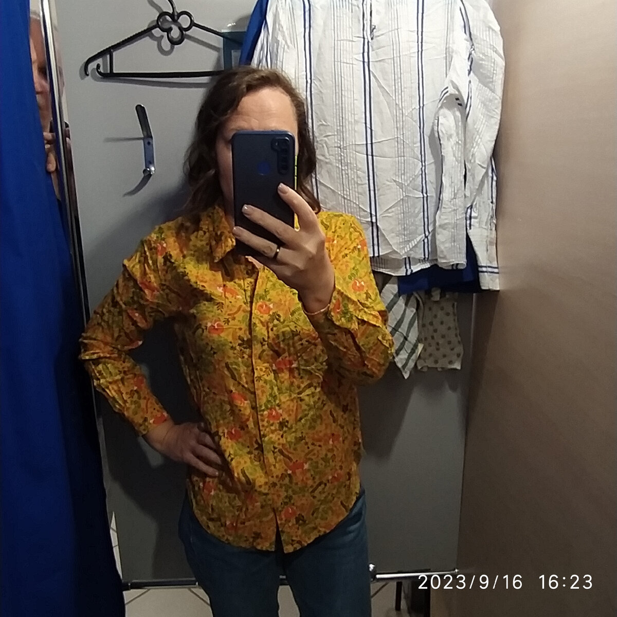 Рубашка, в действительности, более жёлтая. Камера исказила цвет и передала его в  горчичном варианте.