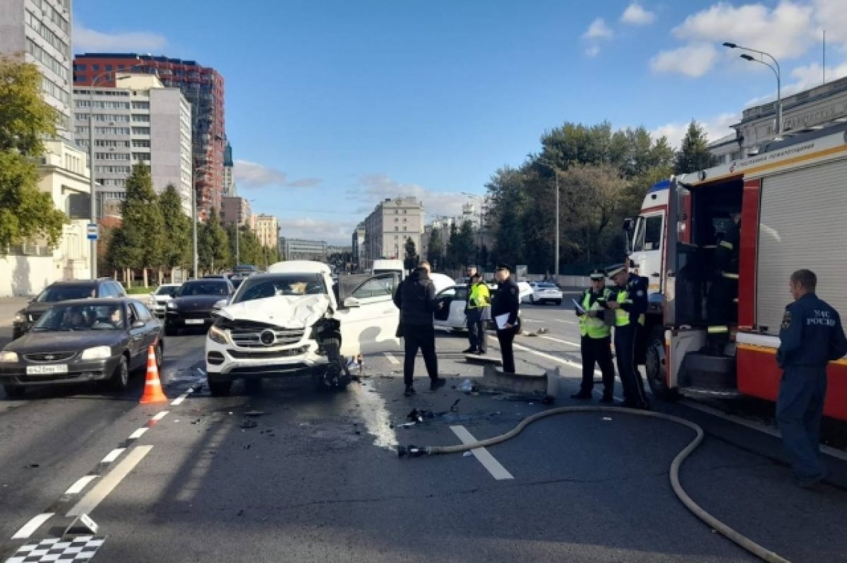 В Москве иномарка врезалась в остановившуюся из-за неисправности машину |  Аргументы и факты – aif.ru | Дзен