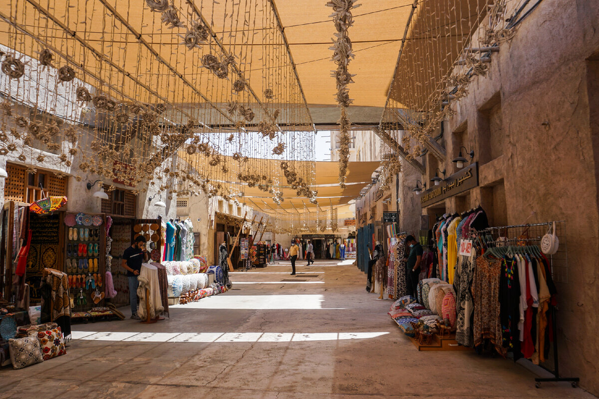 Много лавок :)