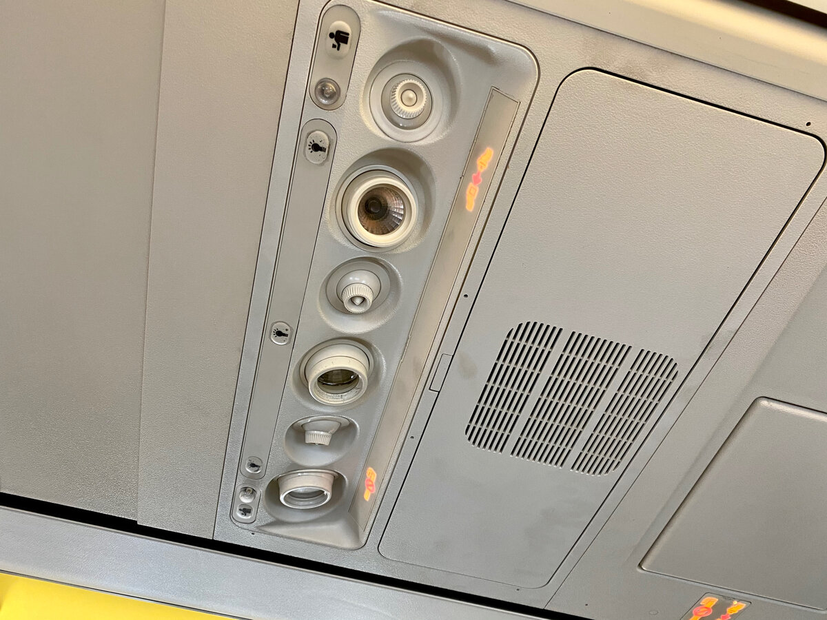 Панель управления светом и кондиционером залапана. Видно, что она старая. 