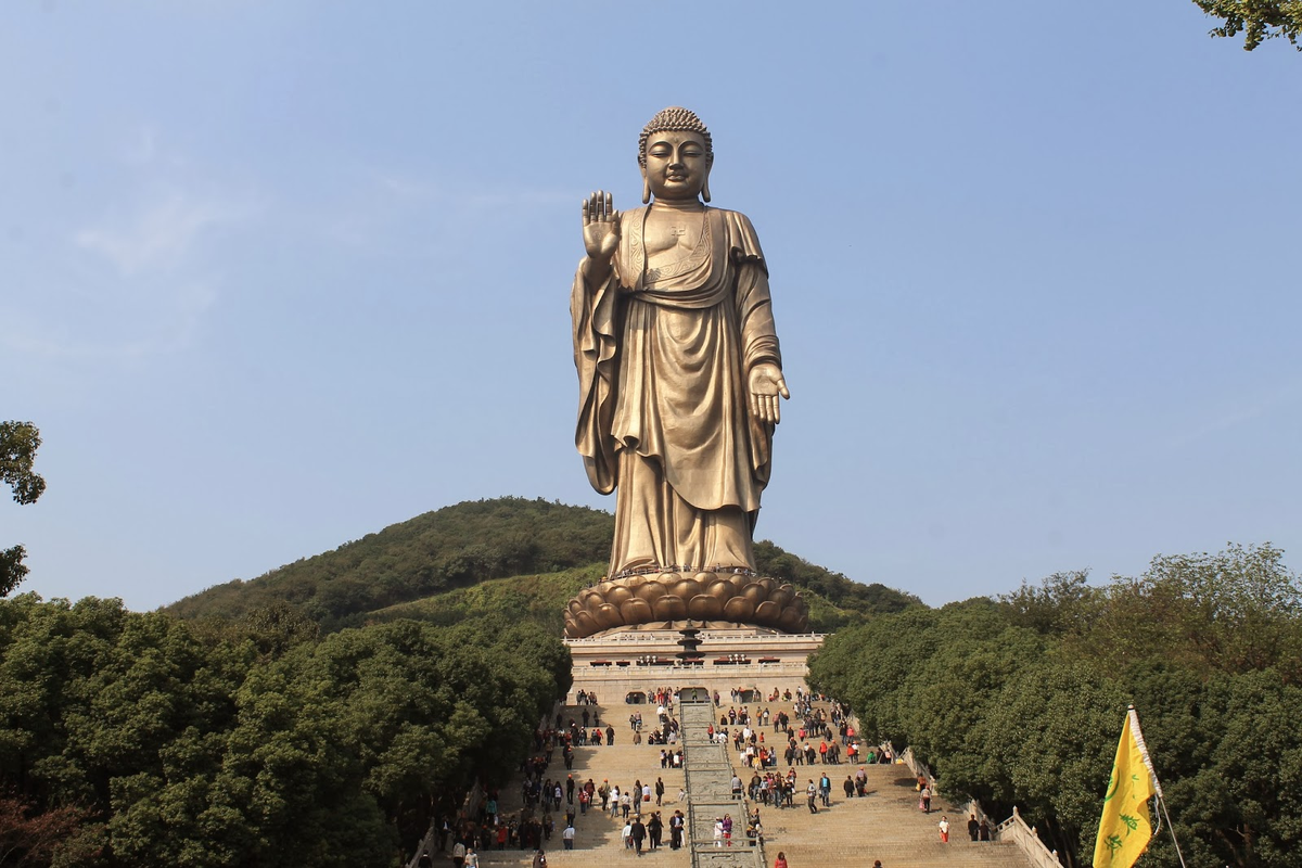 Будда весеннего храма Китай. Будда Шакьямуни статуя. Будда в Wuxi. Статуя Будды в Уси — статуя Будды Шакьямуни.