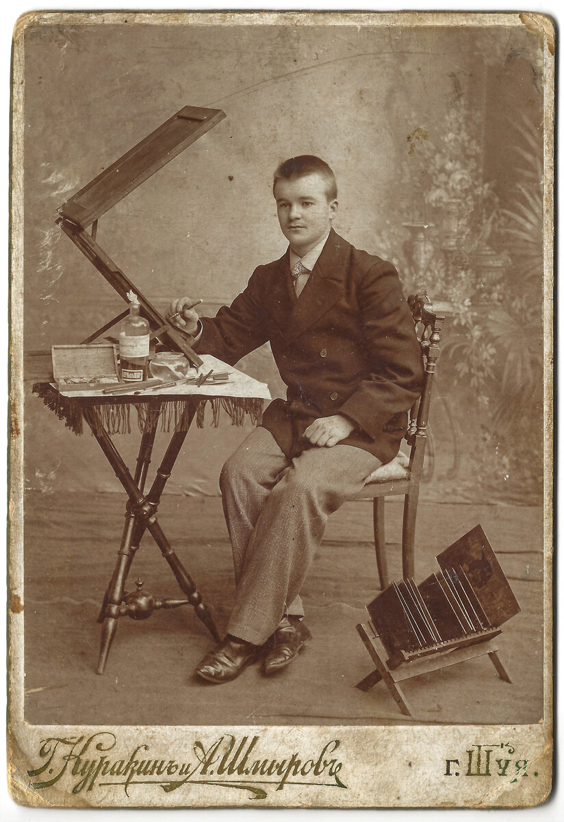 Справа внизу то, на чём работали ретушёры и то, что было до узкой плёнки - негативы размером 18х24 см.