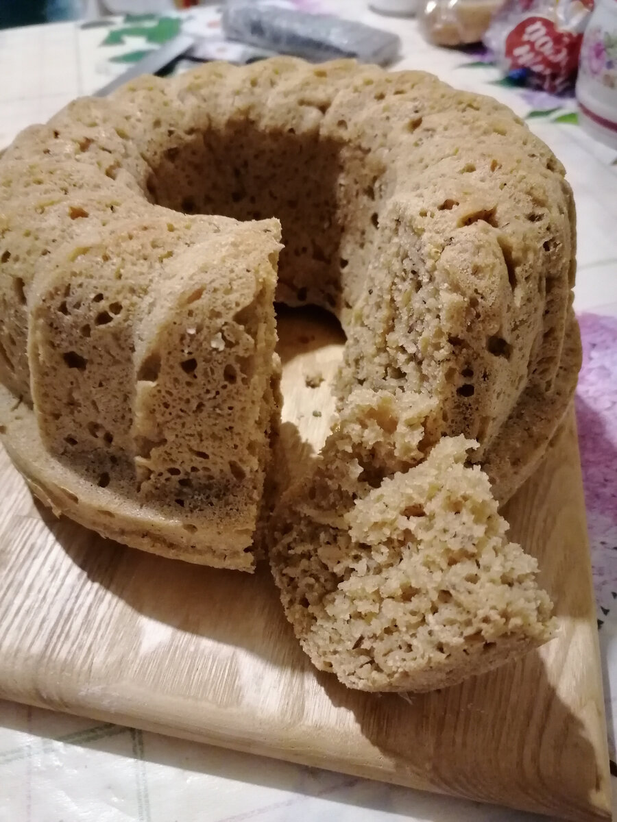 Сегодня ржаной хлеб с оливковым маслом, средиземноморскими травами и семенем льна. 