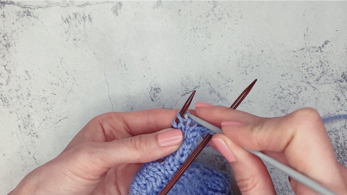 Для начала дойдем до той петли, из которой будем вязать 
нашу шишечку. Теперь берем крючок, вводим его в петлю, из 
которой будем вязать шишечку